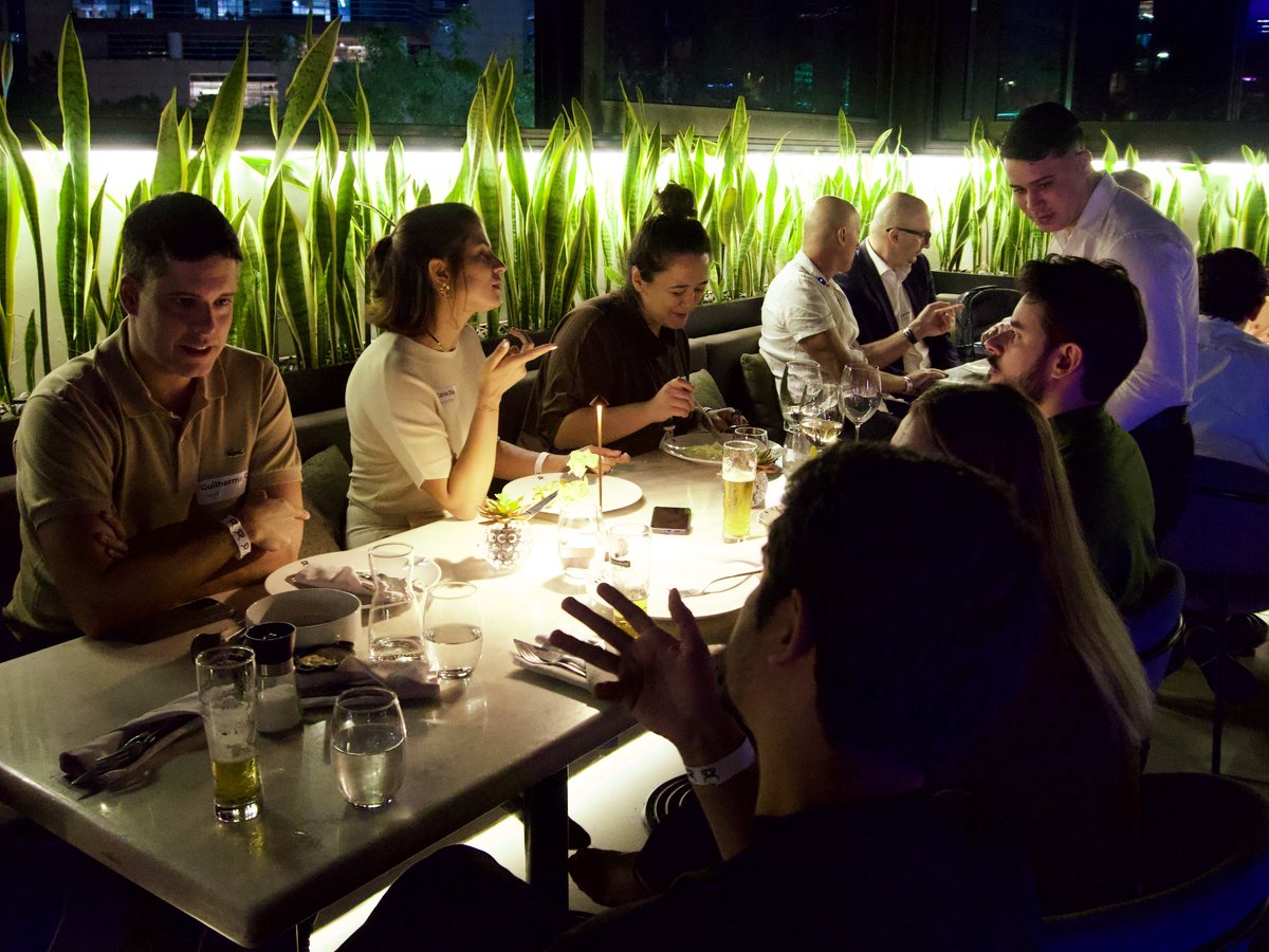 Lideranças de vendas conversando em um jantar